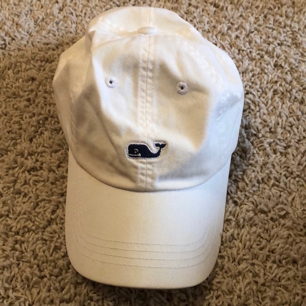 white vineyard vines hat